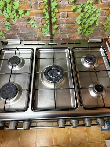 Stainless Steel 5- Burner Gas Cooktop in Good Working Condition Urgent selling !