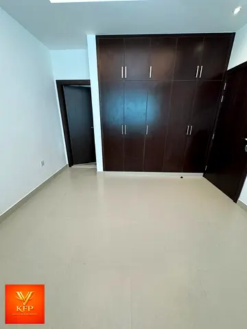 1 BHK AVAILABLE BIG SIZE PRIME L0CATI0N SHEIKH ZAYED ROAD VIEW SEA VIEW PRIME L0CATI0N READY T0 M0VE