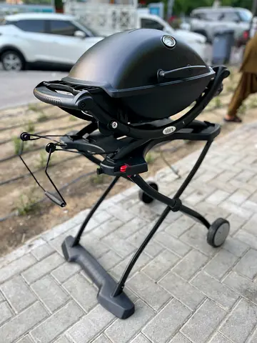 Portable Weber-style BBQ Grill with Stand (Good Condition)