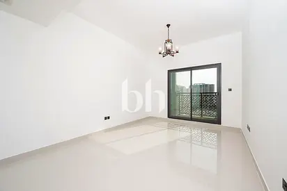Up to 6 cheques | With Balcony and Storage Room