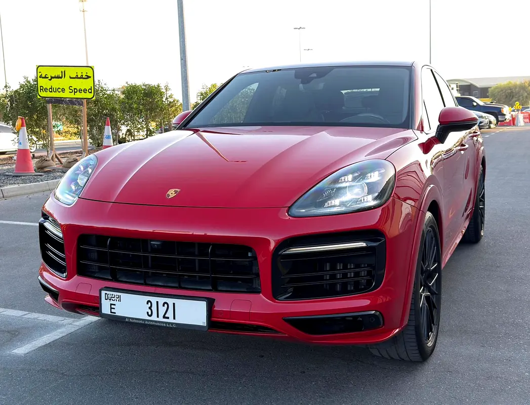 Porsche Cayenne 2021 — photo 1 of 10