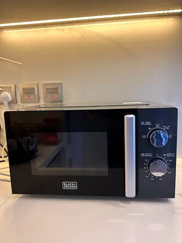 Black+Decker Compact Microwave - Manual Dial, immaculate Condition