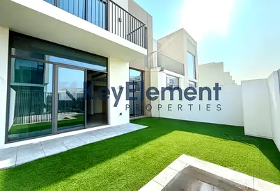 Elegant 3-Bedroom Townhouse Near Park & Amenities