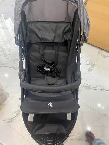 Lightweight single baby stroller in excellent condition