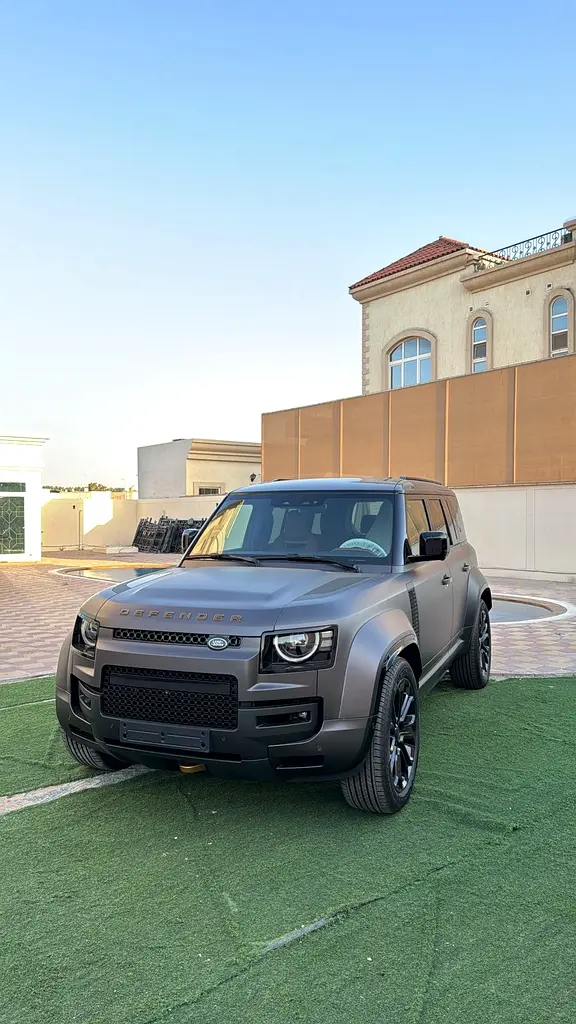 Land Rover Defender 2026 — photo 1 of 9