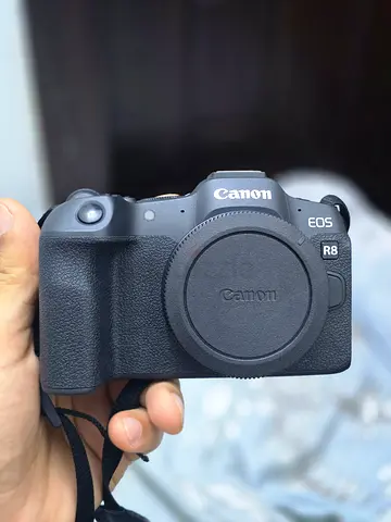 Camera Canon r8