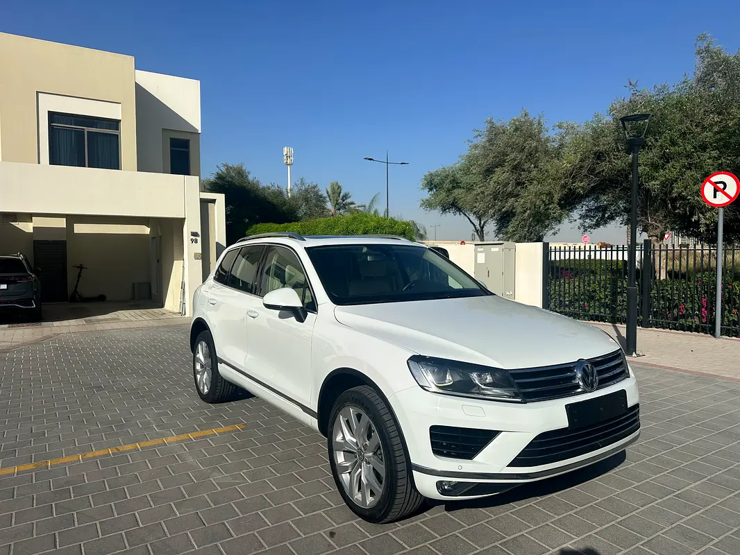 Volkswagen Touareg 2016 — photo 1 of 17