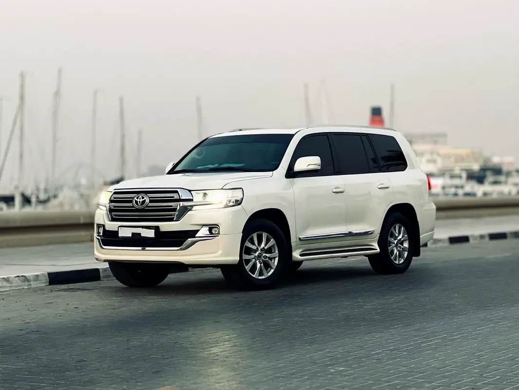 Toyota Land Cruiser 2017 — photo 1 of 14