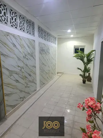 يتميز العقار بمساحة بناء واسعة وتصميم يتيح الاستفادة القصوى من الغرف والمرافق، مما يجعله خياراً مثالياً للشركات والمؤسسات الباحثة عن سكن عمال جاهز بمو