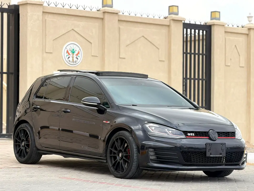 Volkswagen Golf 2015 — photo 1 of 11