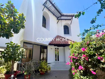 Spacious 4BR Villa | Prime Umm Suqeim 1 Living