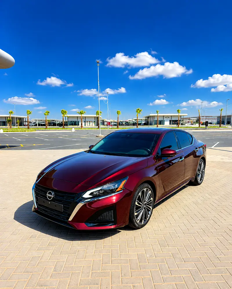Nissan Altima 2023 — photo 1 of 9