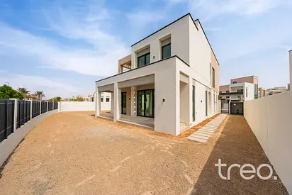 Palm Tree Views | 4 Bed | Landscaping Included