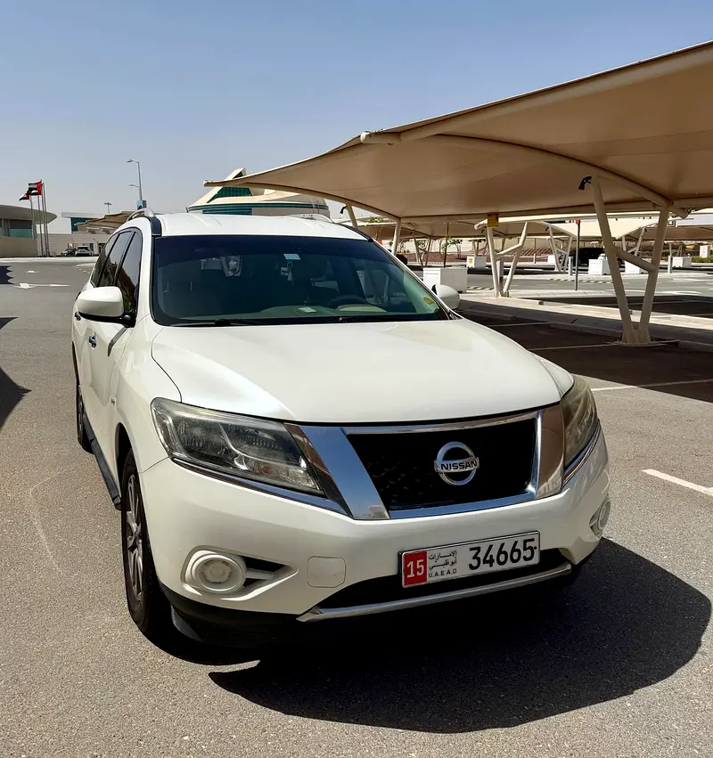 Nissan Pathfinder 2015 — photo 1 of 10