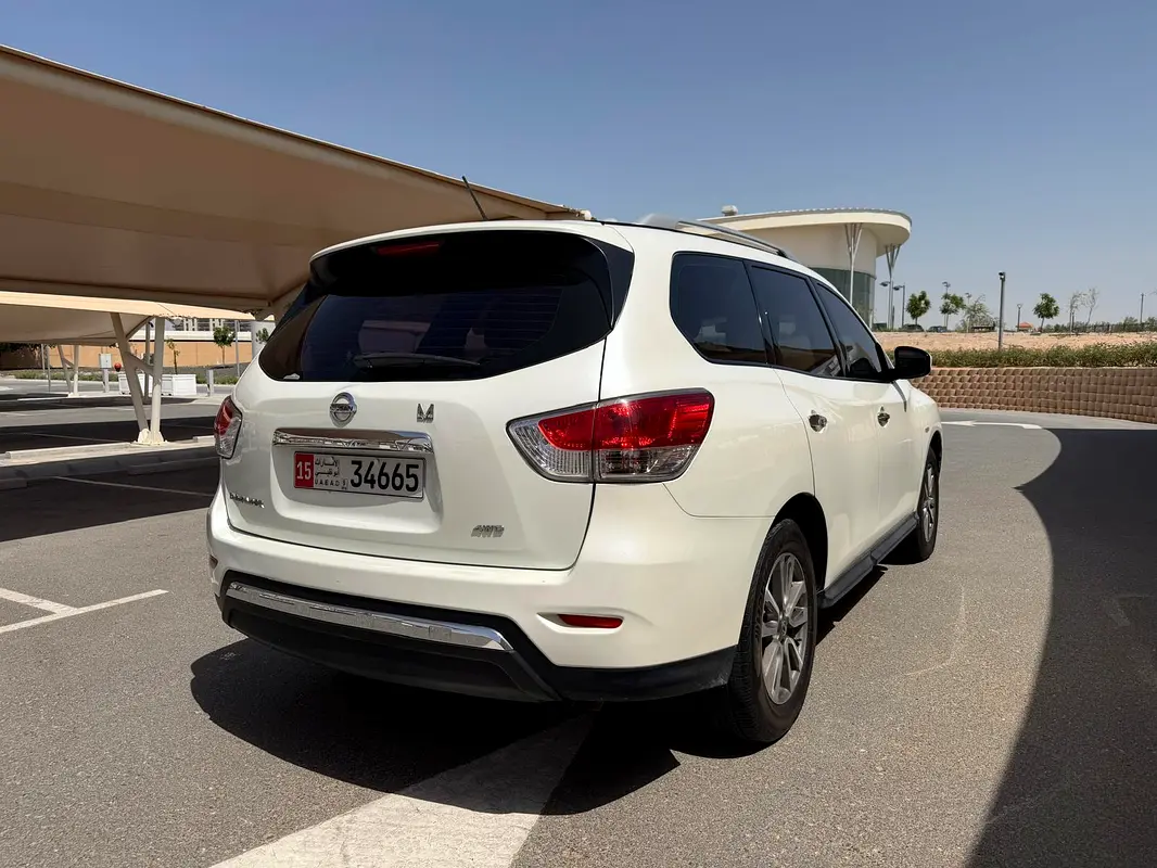 Nissan Pathfinder 2015 — photo 1 of 10