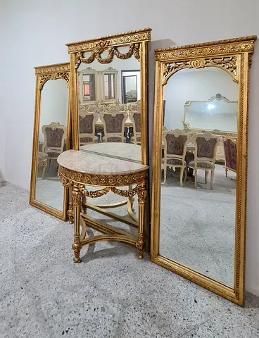 كونسول رخام مع ثلاثة مرايا مذهبة