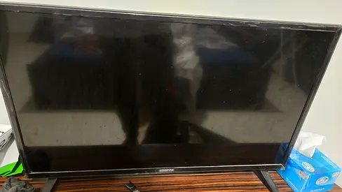 Internet Tv 32 inch (with stand) with Table