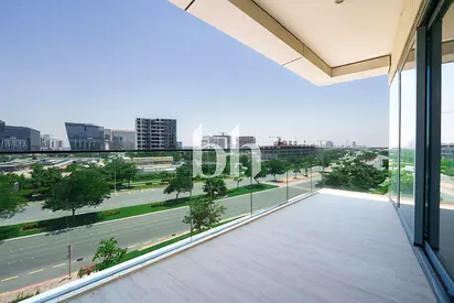 Prestigious Waterfront Living | Bright Interior l Beach Access
