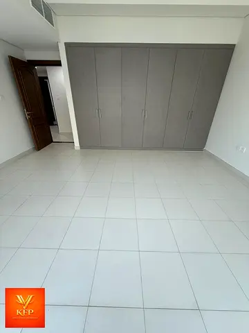 3 BHK AVAILABLE BIG SIZE PRIME L0CATI0N SHEIKH ZAYED ROAD VIEW SEA VIEW PRIME L0CATI0N READY T0 M0VE