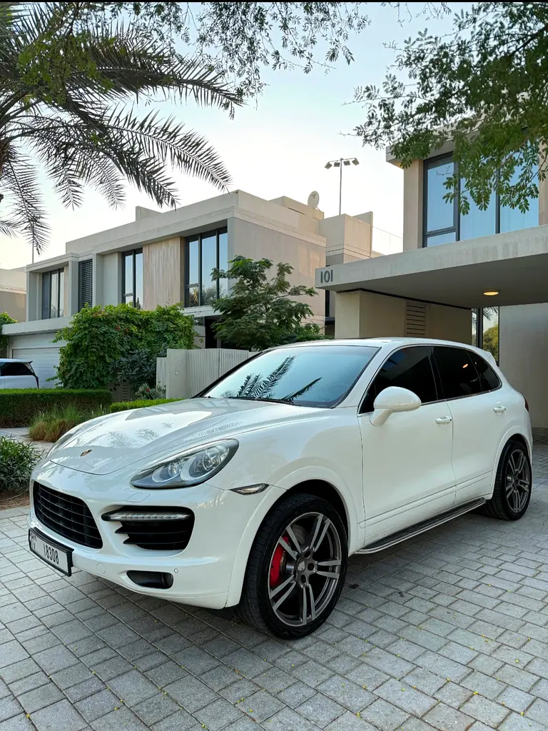 Porsche Cayenne 2011 — photo 1 of 17