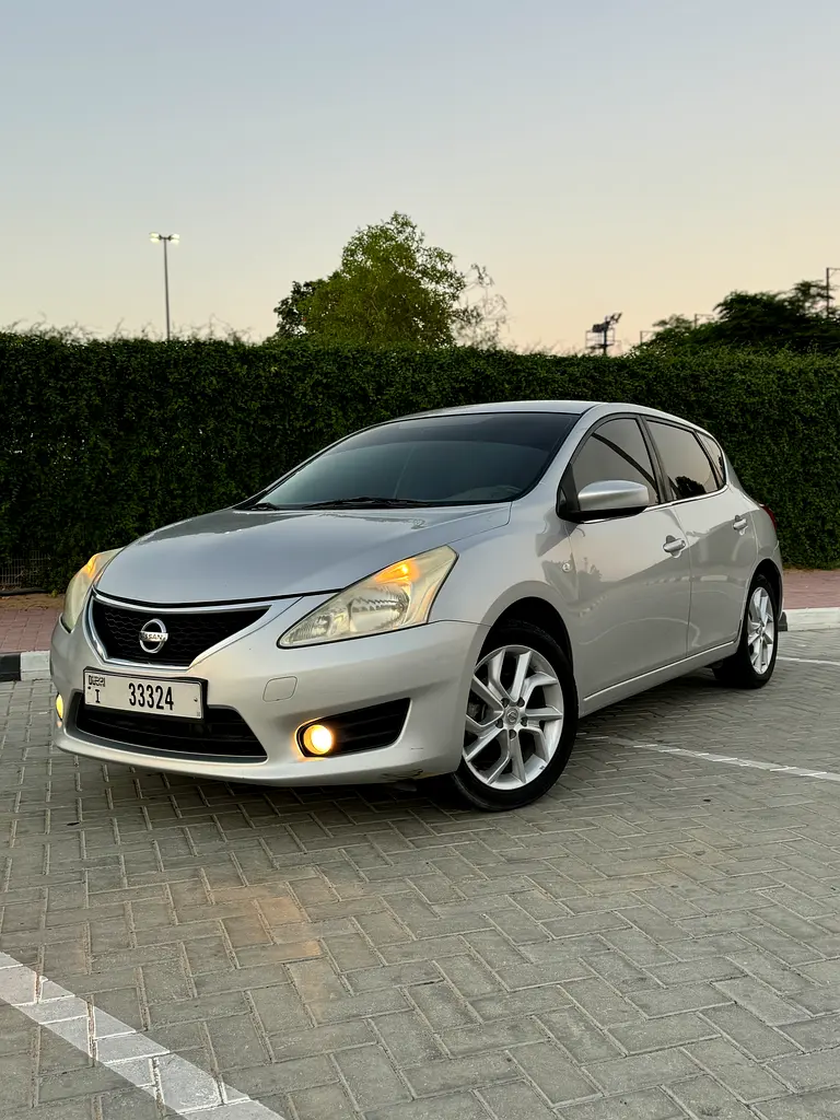 Nissan Tiida 2015 — photo 1 of 8