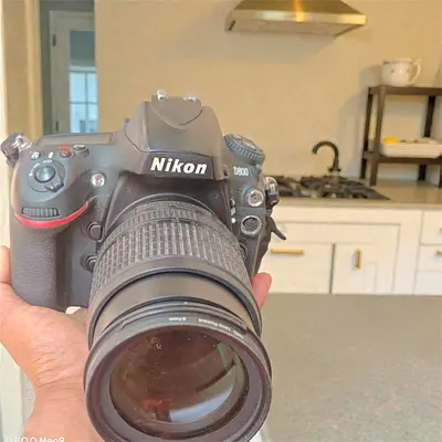 Nikon D800 DSLR body and 18-105mm  Zoom Lens as a gift - Good Working Condition