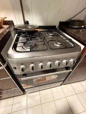 Cooking range with oven