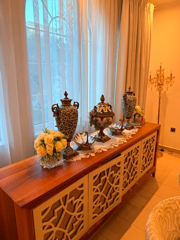 Antique vase collection - 5000 dirhams worth