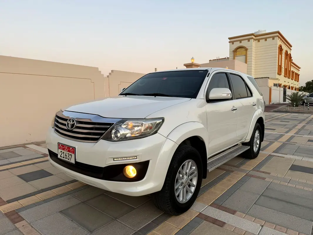 Toyota Fortuner 2015 — photo 1 of 14
