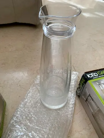 Design CARAFE Double Wall Acrylic Carafe with refreezable liquid keep beverages cold