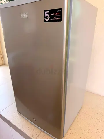 Silver Midea Single-Door Mini Fridge - Model HS-121LNS