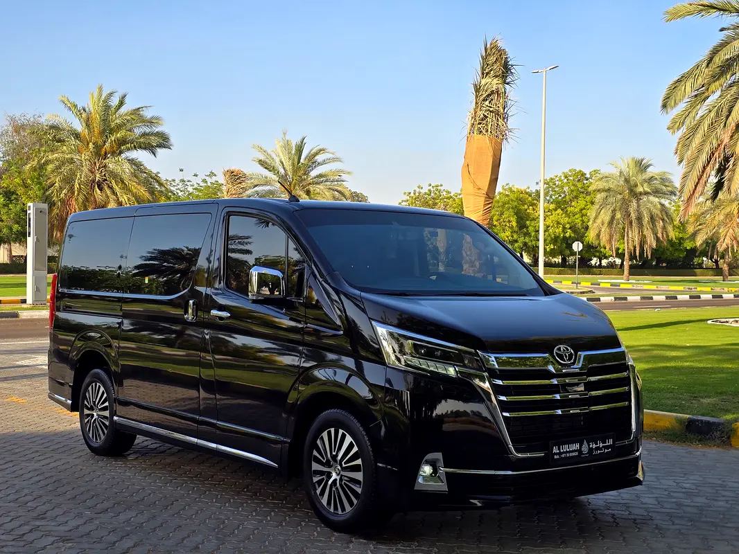 Toyota Granvia 2024 — photo 1 of 20