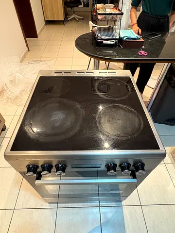 Used freestanding electric cooker with ceramic hob and oven. Only cooked vegetarian food on it.