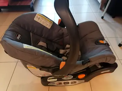 Chicco KeyFit 30 Infant Car Seat - Grey - Excellent condition