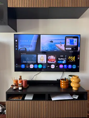 Samsung 55 Smart LED TV mounted on wall - Great condition + xiaomi soundbar 5.3