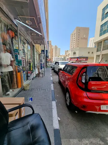 للإيجار محل تجاري في الشارقة – الرولة / منطقة الغوير موقع حيوي قريب من جميع الخدمات والحركة التجارية، ومساحات كبيرة مناسبة لجميع الأنشطة التجارية مع س