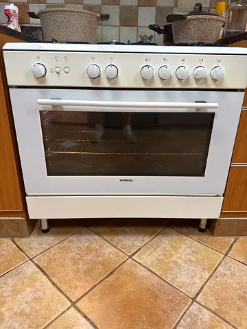 White freestanding Siemens gas oven in good working condition
