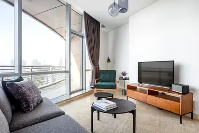 Large studio in Sky Gardens - bills included