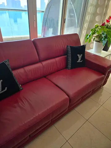 Red Leather 6- seater Sofa set in Good Condition