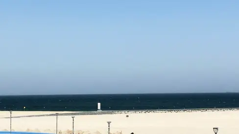 شقة مميزة غرفتين وصالة بإطلالة رائعة على كورنيش عجمان، مناسبة للسكن العائلي