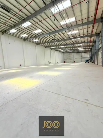 فرصة | مستودع ضخم للإيجار | موقع مميز على شارع رئيسي + كهرباء 50 KW + جاهز للتشغيل الفوري