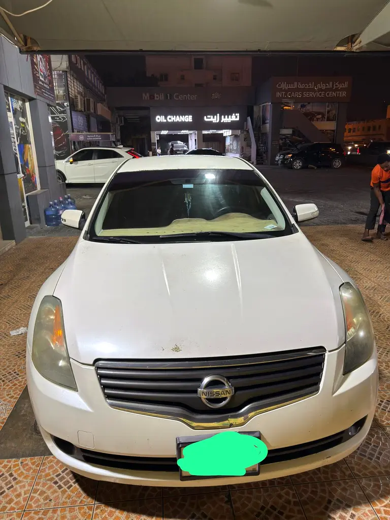 Nissan Altima 2009 — photo 1 of 10
