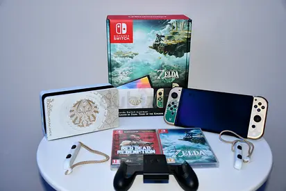 Nintendo switch oled (zelda edition with 2 games)