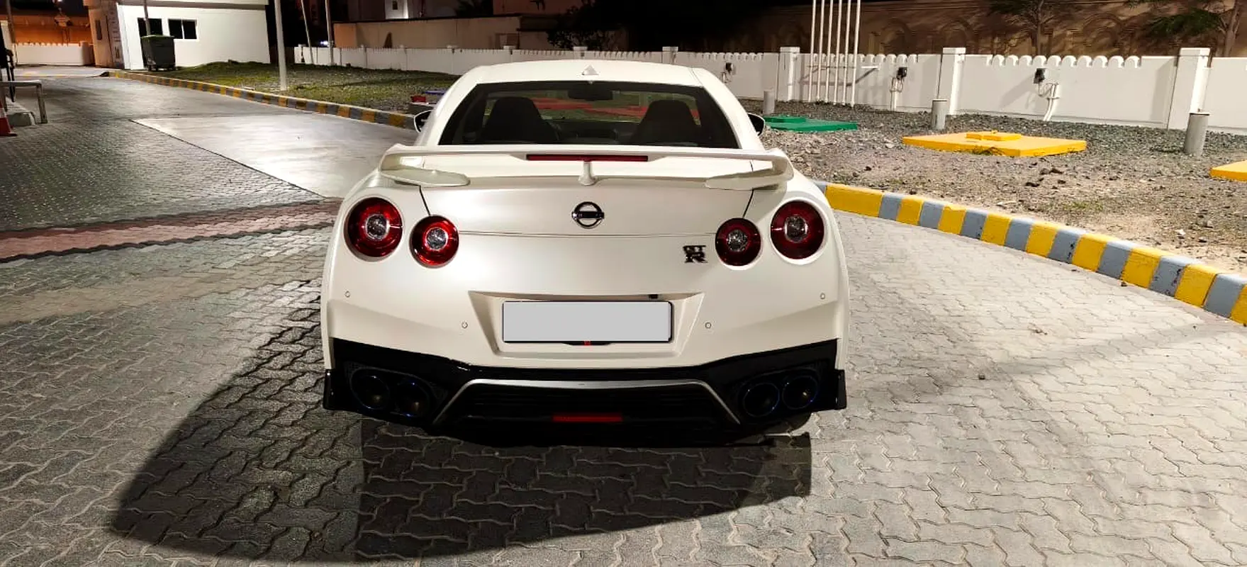Nissan GT-R 2021 — photo 1 of 11
