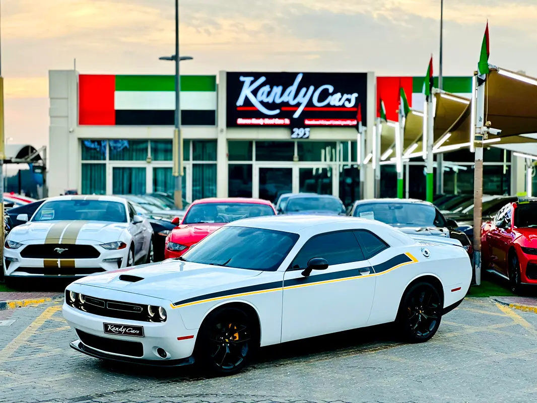 Dodge Challenger 2022 — photo 1 of 10