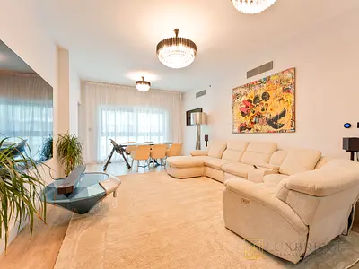Upgraded | Vacant | Partial Sea View