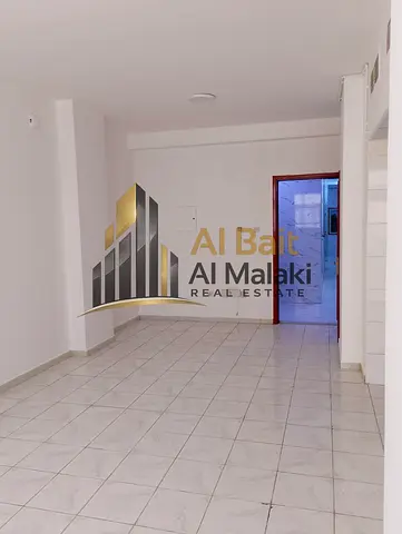 استديو واسع مع بلكونة للإيجار في المجاز 2 بموقع مميز