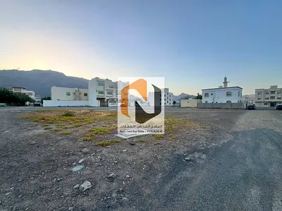 فرصة نادرة في خورفكان – أرض سكنية زاوية للبيع في منطقة حياوه