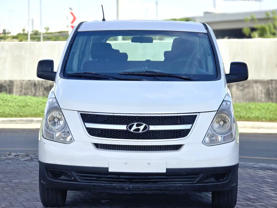 Hyundai H1 2014 — photo 1 of 12