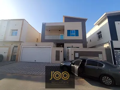 تتميز الفيلا بمساحات واسعة وتفاصيل معمارية فاخرة، بالإضافة إلى تجهيزات متكاملة توفر تجربة سكن راقية ومريحة للعائلات الباحثة عن الخصوصية والفخامة.